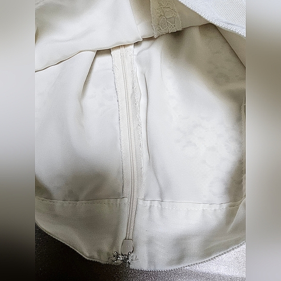 Womens White Lace Skirt with Lining and zip hook and eye closure size 4 - Picture 3 of 6